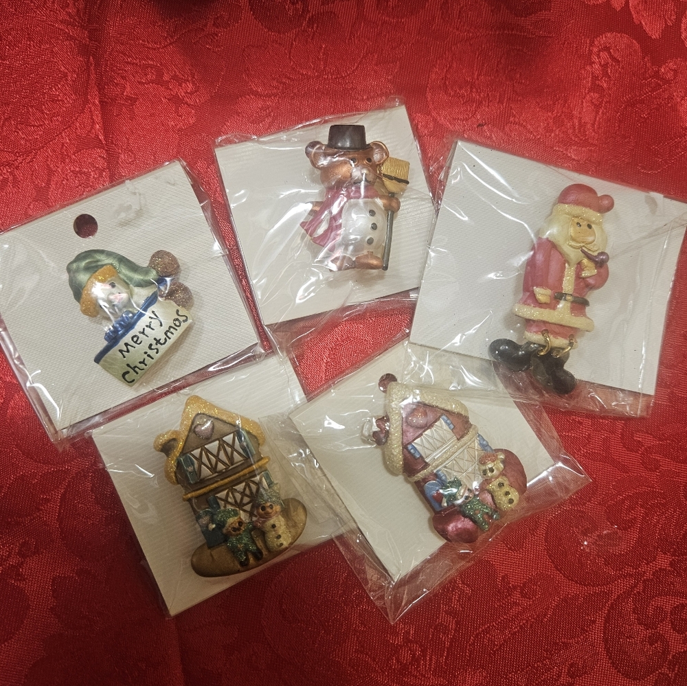 5 christmas brooches